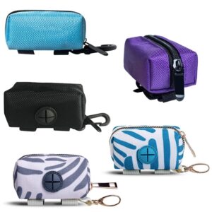 ארבע תיקי שקיות צואה עם מחזיק מפתחות מחובר אליהם.