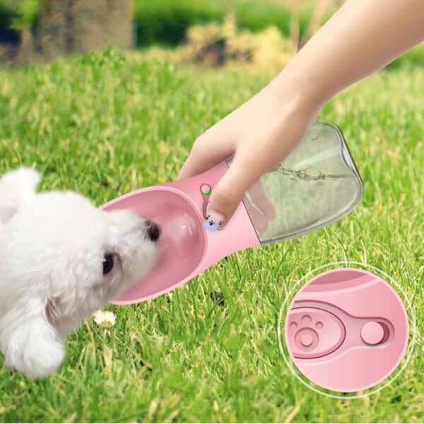 כלב שותה מבקבוק שתיה לכלב.