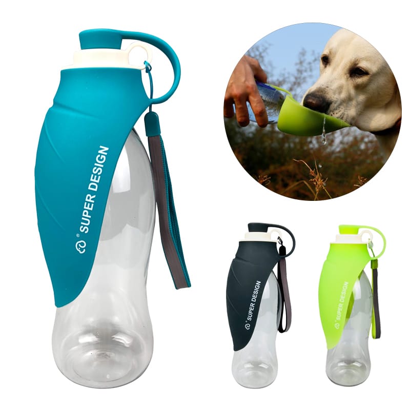 כלב שותה מבקבוק מים לכלבים עם ידית.