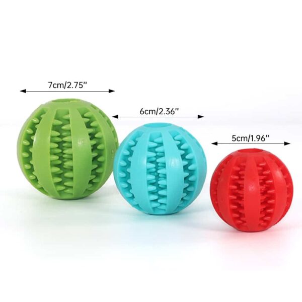 שלושה כדורים פלסטיק בגדלים וצבעים שונים.