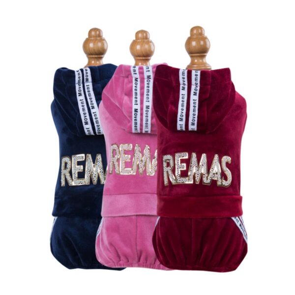 שלוש חליפות מחממות לכלבים עם המילה remaas עליהן.